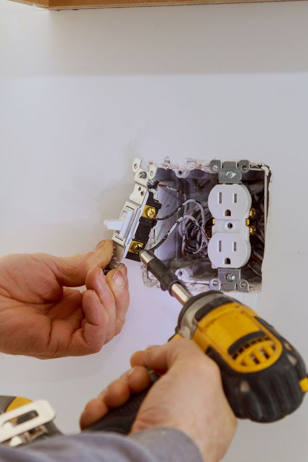 Outlet Repair | VOLTEC ELECTRIC LLC | Milo, MO